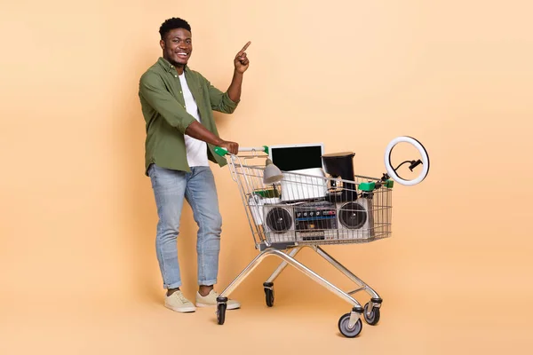 Photo Positive Guy Push Cart Old Items Electronics Point Empty — Stockfoto