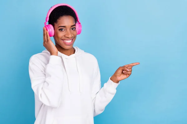 Φωτογραφία Από Αρκετά Όμορφη Κυρία Unisex Ντυμένος Λευκό Hoodie Ακουστικά — Φωτογραφία Αρχείου