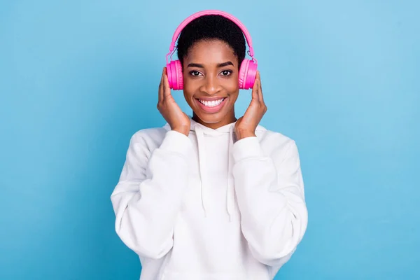 Photo Attractive Pretty Unisex Lady Dressed White Hoodie Listening Music — Stockfoto