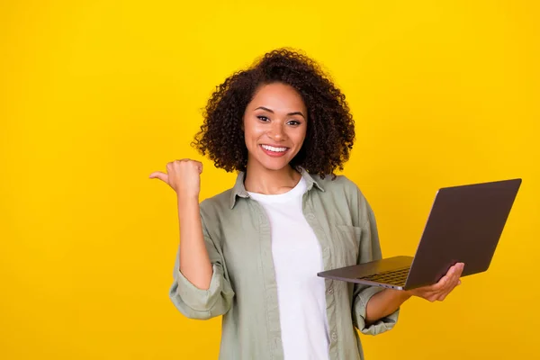 Photo Nice Millennial Brunette Lady Hold Laptop Index Promo Wear — Photo