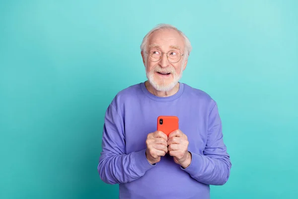 Portrait Minded Positive Aged Man Hold Telephone Look Interested Empty — ストック写真