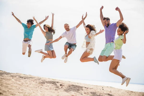 Full Length Photo Group Excited Overjoyed Carefree Buddies Jumping Enjoy —  Fotos de Stock