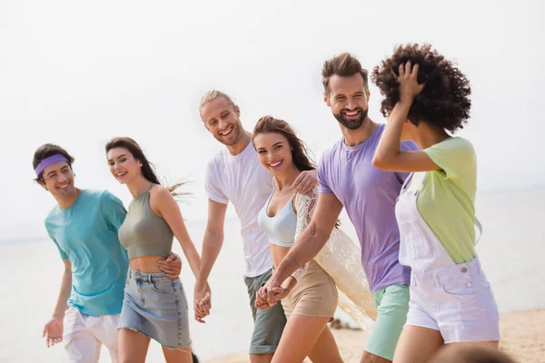 Portrait Cheerful Excited Fellows Hug Hold Hands Walk Sand Beach — Zdjęcie stockowe