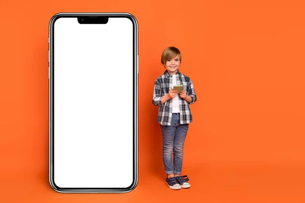 Фотография Тела Маленького Мальчика Чате Типа Скорости Подключения Мобильного Телефона — стоковое фото
