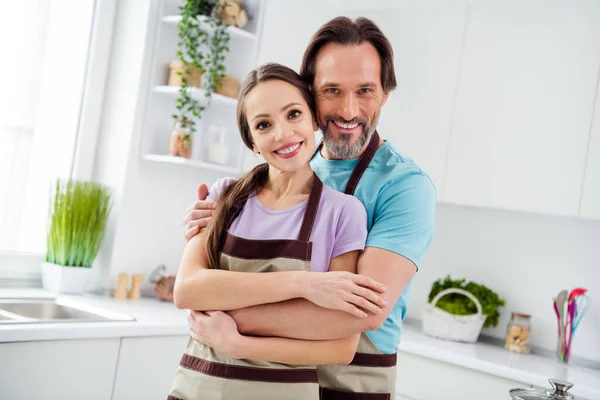 Photo Cheerful Sweet Age Boyfriend Girlfriend Wear Aprons Embracing Cook — Stockfoto