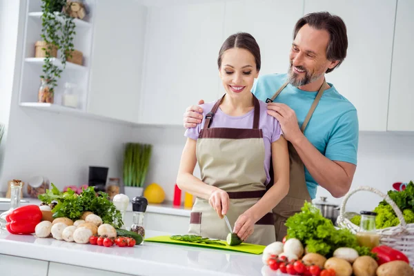 Portrait Two Idyllic Positive People Embrace Chopping Fresh Healthy Vegetables — Stockfoto