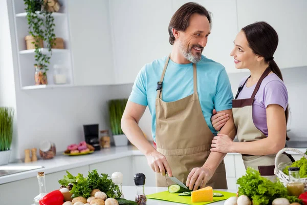 Portrait Two Idyllic Lovely Partners Embrace Chop Fresh Organic Vegetables — Stockfoto