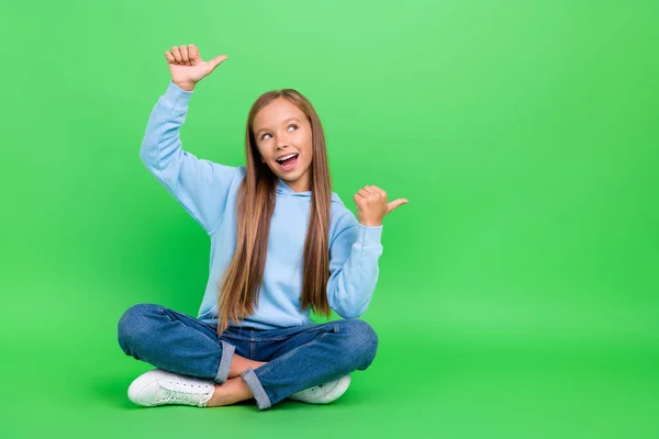 Full Body Photo Little Cheerful Girl Model Point Empty Space — Foto Stock