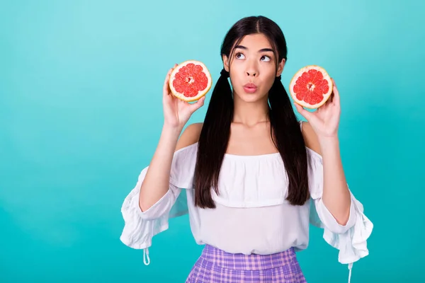 Photo Impressed Funky Girl Dressed Shoulders Blouse Looking Empty Space — Photo