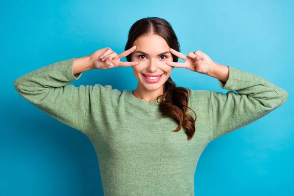 Photo Cheerful Pretty Girl Hands Fingers Show Sign Eyes Toothy — Foto de Stock