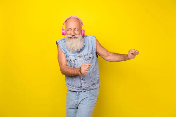 Photo Pretty Funky Man Pensioner Dressed Denim Vest Enjoying Music —  Fotos de Stock