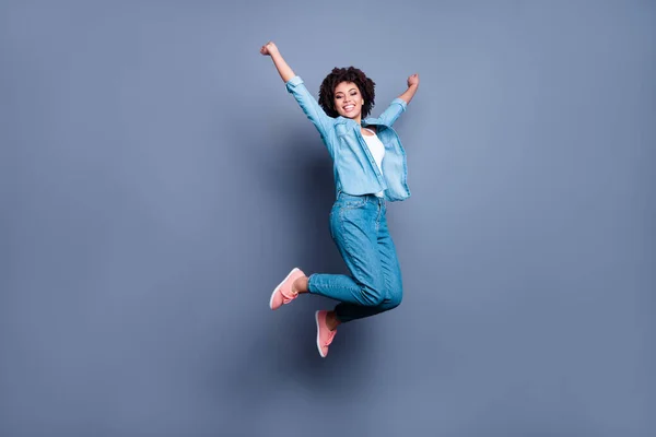 Полноразмерный Портрет Взволнованного Человека Прыгающего Вверх Кулаками Празднует Успех Сером — стоковое фото