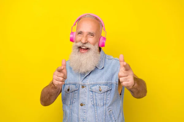 Photo Funny Pretty Man Pensioner Dressed Denim Vest Enjoying Music — Foto de Stock