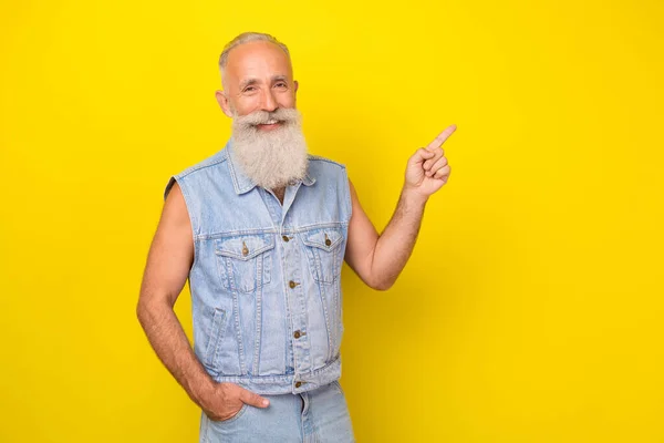 Photo Charming Sweet Retired Guy Wear Jeans Waistcoat Smiling Pointing — Stock fotografie