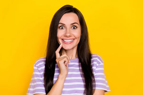 Closeup Photo Young Attractive Woman Surprised Unexpected Sale Good Mood — Zdjęcie stockowe