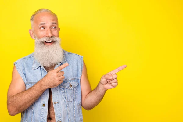 Photo Funny Dreamy Retired Guy Wear Jeans Waistcoat Looking Pointing — Stock Photo, Image