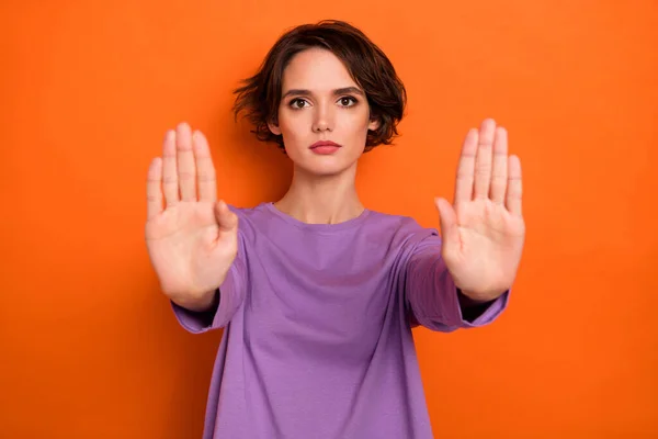 Photo Serious Confident Girl Dressed Purple Pullover Showing Arms Stop — Stockfoto