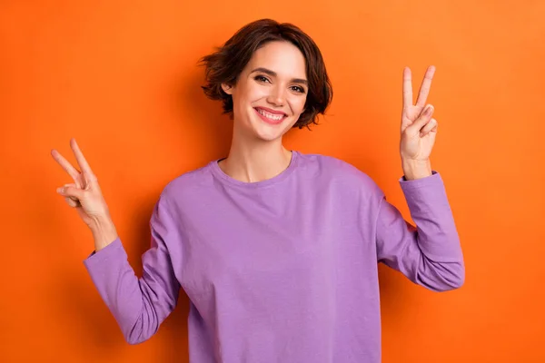 Photo Cheerful Funny Girl Dressed Purple Pullover Showing Two Signs — Fotografia de Stock