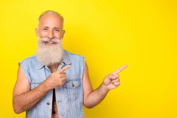 Photo Handsome Funny Man Pensioner Dressed Denim Vest Pointing Fingers — Stock Photo, Image