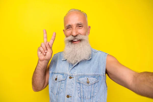 Photo Charming Cute Man Pensioner Dressed Denim Vest Tacking Selfie — Zdjęcie stockowe