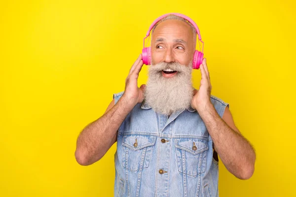 Photo Dreamy Funny Man Pensioner Dressed Denim Vest Enjoying Music —  Fotos de Stock