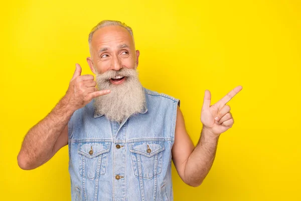 Photo Attractive Dreamy Man Pensioner Dressed Denim Vest Showing Phone — 스톡 사진