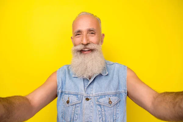 Photo Funny Sweet Retired Guy Wear Jeans Waistcoat Smiling Recording — Foto de Stock