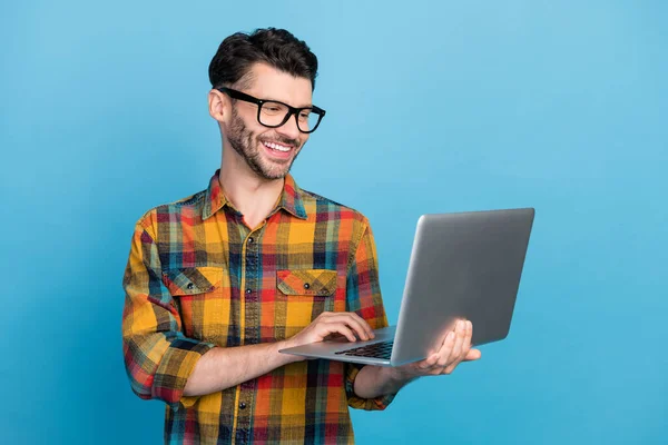 Photo Optimistic Positive Man Glasses Dressed Checkered Shirt Writing Massage – stockfoto