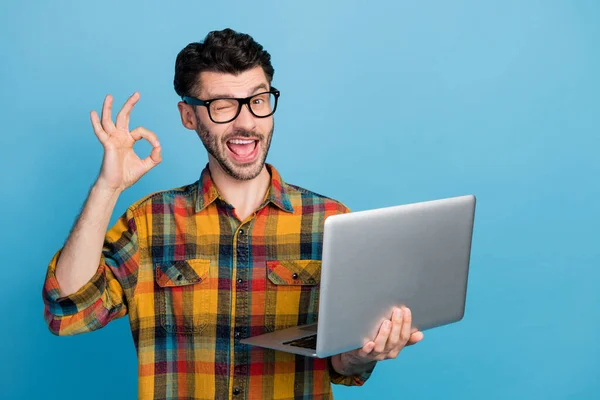 Photo Excited Brunet Guy Hold Laptop Show Okey Wear Eyewear — Stockfoto