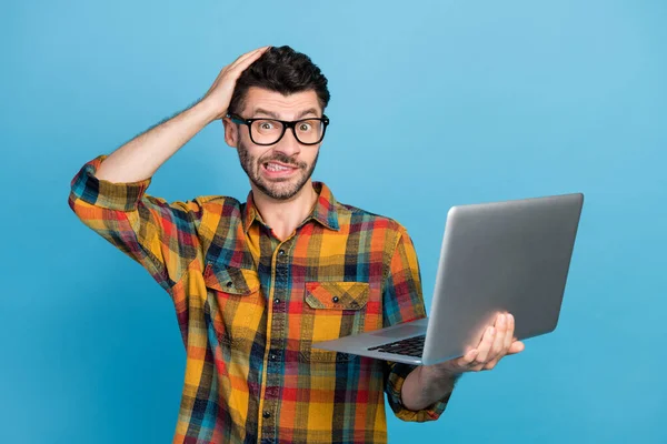 Photo Stressed Guilty Man Eyeglasses Dressed Checkered Shirt Holding Laptop — Stockfoto