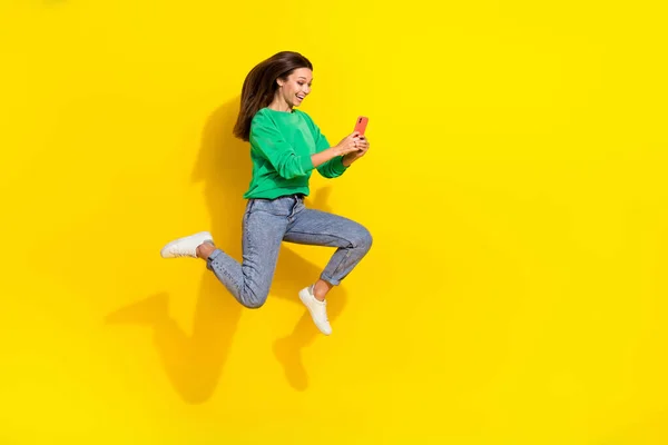 Full Size Portrait Energetic Pretty Girl Jumping Hold Use Telephone — Stockfoto