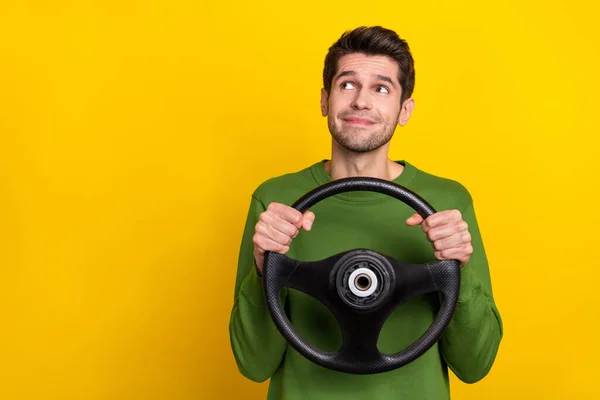 Photo Funny Dreamy Young Guy Dressed Green Pullover Holding Steering — Fotografia de Stock