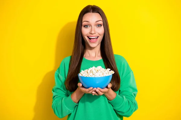 Photo Portrait Excited Young Girl Hold Popcorn Bowl Ready Watch — Stockfoto