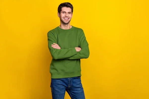 Photo Attractive Charming Young Guy Wear Green Sweater Arms Crossed — Zdjęcie stockowe