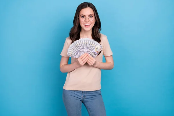 Photo Beautiful Smiling Young Lady Win Lottery Holding Huge Prize — Fotografia de Stock