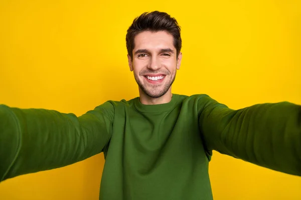 Photo Dreamy Charming Young Guy Wear Green Sweater Recording Self — Stok fotoğraf