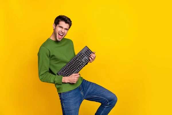 Photo Funny Funky Guy Dressed Green Pullover Playing Keyboard Empty — Zdjęcie stockowe