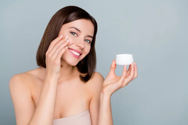 Photo Positive Lady Want Her Cheeks Aesthetic Pure Use Cream — Stockfoto