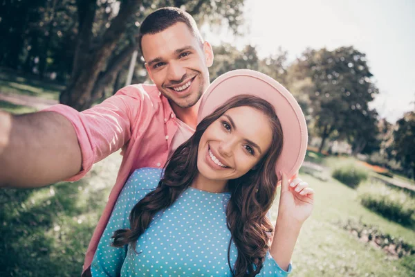 Photo Adorable Cheerful Young Wife Husband Dressed Summer Clothes Recording — Zdjęcie stockowe