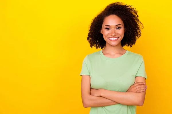 Photo Cheerful Positive Girl Dressed Green Shirt Arms Crossed Empty — kuvapankkivalokuva