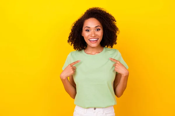 Photo Excited Funky Girl Dressed Green Shirt Pointing Fingers Herself — Stock Photo, Image