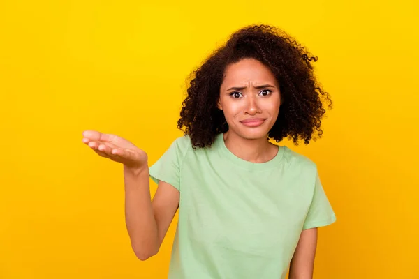 Photo Shocked Confused Girl Dressed Green Shirt Rising Arm Isolated — Stockfoto