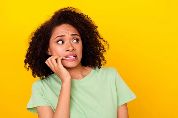 Photo Scared Shocked Girl Dressed Green Shirt Looking Empty Space — Zdjęcie stockowe