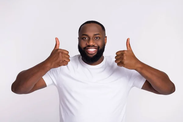 Photo Confident Cute Man Wear Casual Shirt Smiling Showing Thumbs — Fotografia de Stock