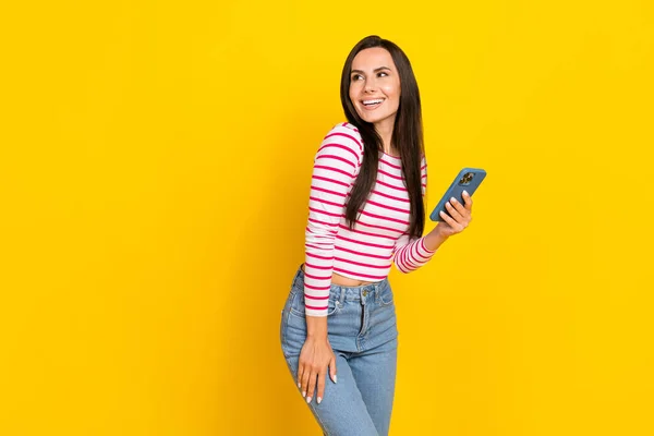 Photo Young Attractive Cute Gorgeous Smiling Lady Hold Phone Chatting — Stock Photo, Image