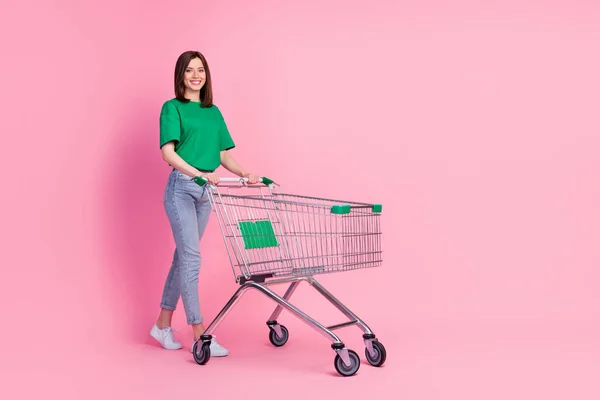 Полноразмерный Портрет Жизнерадостной Симпатичной Девушки Push Supermarket Trolley Выделенный Розовом — стоковое фото