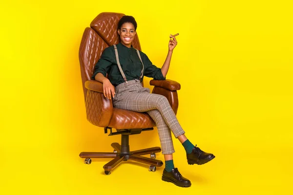 Photo Stylish Trendy Female Male Leader Sit Leather Chair Smoke — Foto Stock