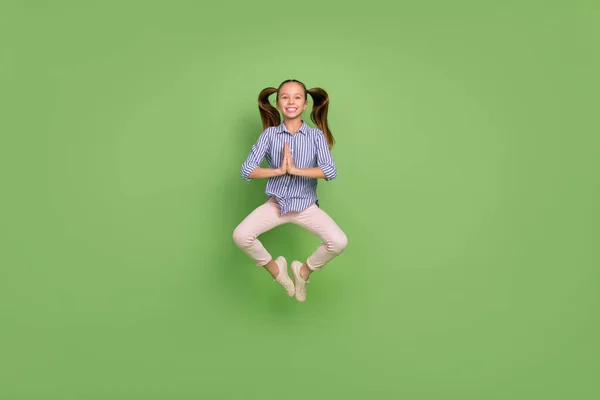 Фото Спокойный Ребенок Девочка Прыжок Упражнения Чакра Оздоровительный Оздоровительный Изолированный — стоковое фото
