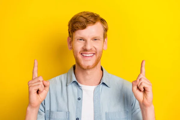 Photo Portrait Nice Young Man Toothy Smiling Point Empty Space — Fotografia de Stock