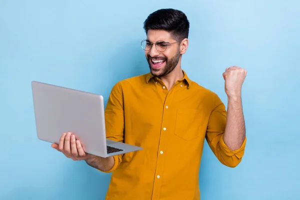 Photo Boss Beard Millennial Guy Look Laptop Yell Wear Brown — Stock fotografie